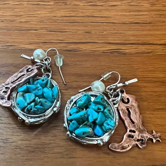 Real crushed turquoise earrings. Metal colour w/ brass, cowboy, boot, and pearl. - Picture 3 of 12